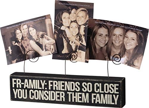 Пријатели толку блиску ги сметате за семеен дрвен блок знак со три носители на фотографии