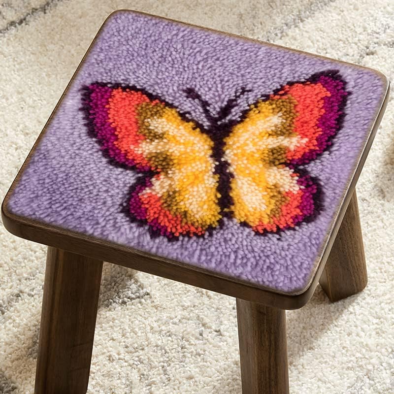Комплети за килим со пурпурна пеперутка за кука за деца за почетници за почетници лесна DIY мала таписерија кука и заклучување на игличка капчиња од предиво печатен?
