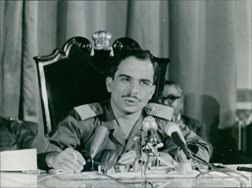 Гроздобер фотографија на кралот Хусеин на прес -конференција за шесте дневна војна.