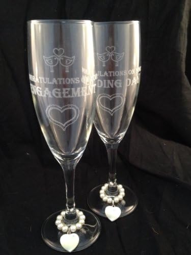 Персонализирани „Честитки за вашиот ангажман“ пар очила за шампањски флејти со loveубовни птици и шарми на матични - Додадете имиња