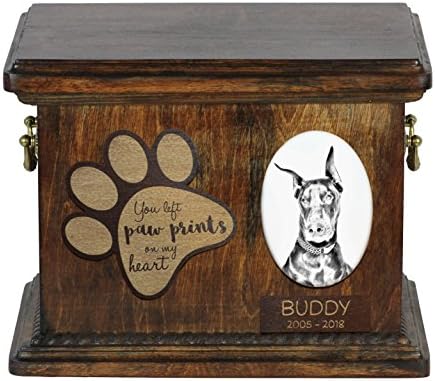Уметност Куче Оод. Доберман, урна за кучешка пепел со керамичка плоча и опис