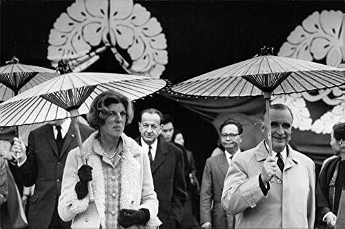 Гроздобер фотографија на orорж Jeanан Рејмонд Помпиду и сопругата Клод quаклин Помпиду и двајцата држат два различни чадори изработени од сламки.