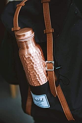 Раката чиста зачукана шише со бакарна вода - рачно изработено шише со вода за пиење од бакар, шише Ајурведа, придобивка што