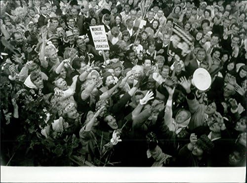 Гроздобер фотографија на многу луѓе го опкружуваше Линдон Бејнс nsонсон. 1964 година
