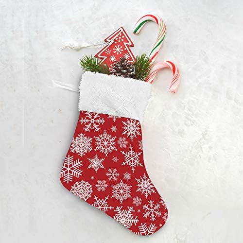 Божиќни чорапи на Алаза Божиќна шема со бели снегулки на црвена позадина Класични персонализирани мали декорации за порибување за семејни сезонски празници за за?