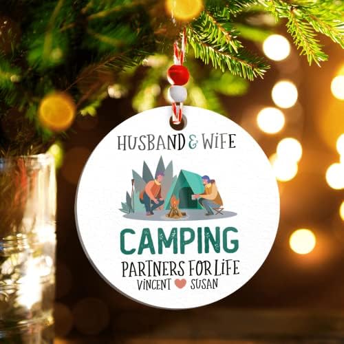 Персонализиран живот на украс за партнери, сопствено име со кампување со сопруги и сопруг, украс за елка во домашна соба што виси на годишнина