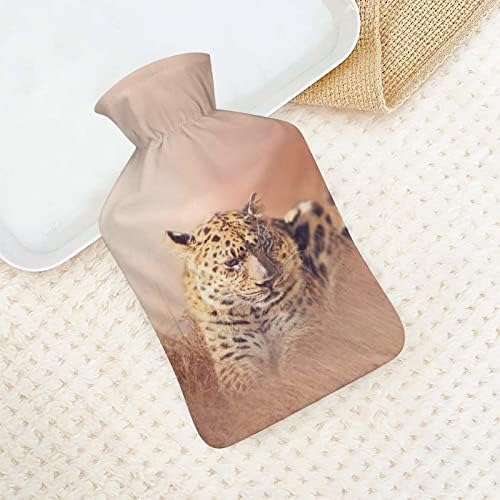 Дивиот леопард кој се потпира во шише со топла вода од трева со мека покривка 1L голема класична потопла торба за нозе на рамо на вратот на вратот
