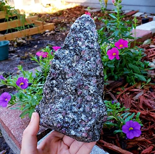 Гарнет матрица во астрофилит - природен голем лековит кристален скапоцен камен енергија груб примерок