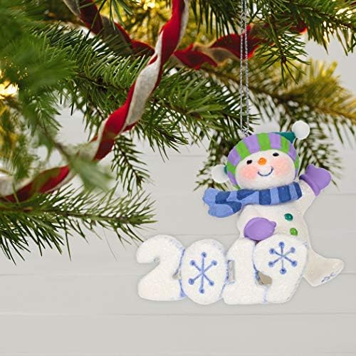Hallmark Keepsake 1299QXR9029 Божиќен украс 2019 година датира од ладен забавен деценија снежен човек
