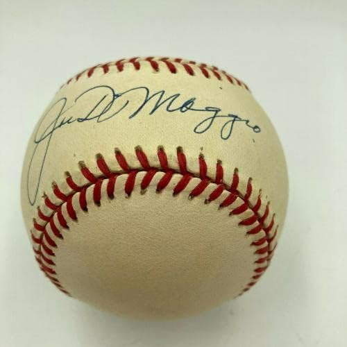 Убавата Џо Димаџо Потпиша Бејзбол Во Американската Лига Со Бејзбол Со Автограм НА ЈСА