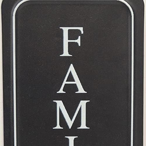Метал знак на фарма со семеен текст, мал висечки декор со акцент на дрвена мушка, канап, ресел и дрво од дрво