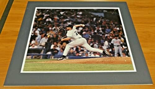 Роџер Клеменс потпиша 16x20 NY Yankees Photo Matted - Autographed MLB Photos