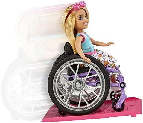 Барби Челзи кукла &засилувач; Инвалидска Количка Со Подвижни Тркала, Рампата, Налепница лист &засилувач; Додатоци, Мала Кукла