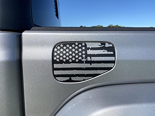 За џип гладијатор потресено американско знаме на знамето на САД одговара на вратата на гасниот гас