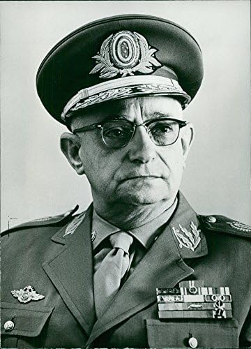 Гроздобер фотографија на генерал -мајор Карлос Флорес Паива Чавес во портрет.