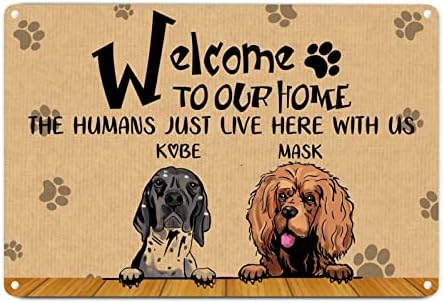 Alioyoit Смешно кучиња метални калај знаци за кучиња, име добредојде во нашиот дом луѓето тука со нас куче добредојде знак рустикален метал