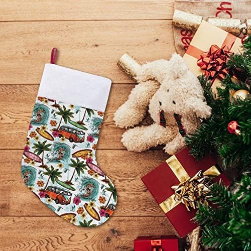 Хавајски сурфер Божиќ виси чорапи за порибување за Божиќно дрво за одмор дома