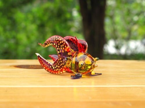 Рачно изработена фигура за водни животни со стакло од златна риба