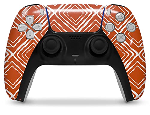 Завитката на кожата Wraptorskinz компатибилен со контролорот на Sony PS5 DualSense Wavey Burnt Orange