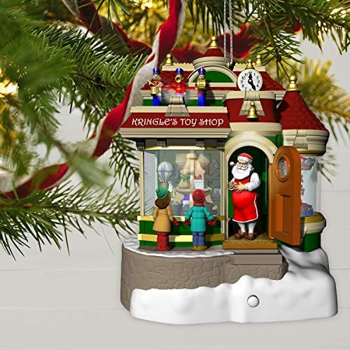 Hallmark Keepsake Christmas Ornament 2019 година датира од продавницата за играчки на Крингл со светлина, звук и движење
