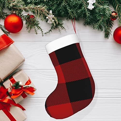 Аугенски Божиќни чорапи со црвено карирано каша од црвена карид што виси чорапи
