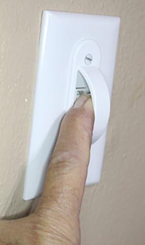 Белата плоча за покривање на плочата за прекинувачи продолжува или исклучува, ги штити вашите светла или кола од случајно да бидат