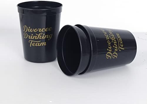 Брошаш Развод Партија Чаши-Пакет од 10 Црни Пластични Чаши Со Злато Текст: Разведен АФ &засилувач; Разведен Пиење Тим / Развод Партија
