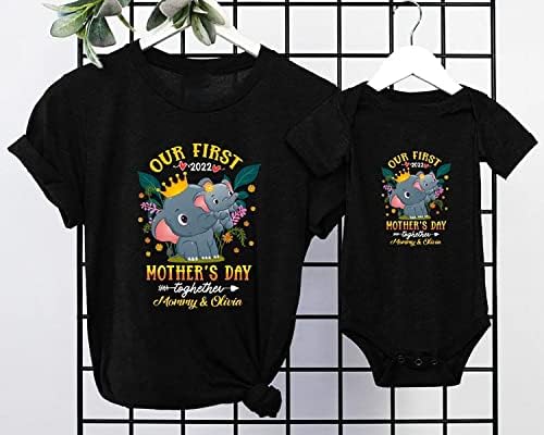 Персонализирајте го нашиот прв ден на Денот на мајката, круна, цветно семејство, кошула со кошула, боди 2023 година, мама и јас што одговараме на кошули, кошула за дено?