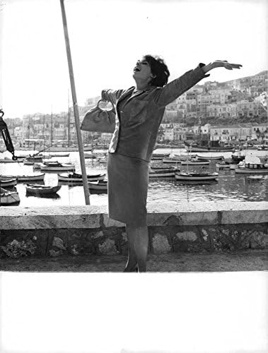 Гроздобер фотографија на Паскале Петит ужива во ветрето со испружени раце, во Атина