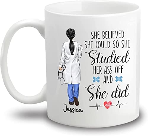 Доктор Прилагодена чаша за кафе за жени, кригла со лекари за сопствено име, смешни лекари за доктор, чаша за подароци за роденден за роденденско