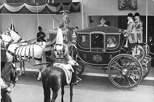 Гроздобер фотографија на принцезата Маргарета на нејзината количка за кралски коњи,