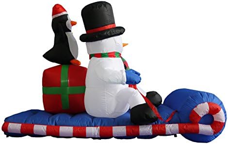 6 нозе долги надуени Божиќни снежни луѓе и пингвин кои седат на санки